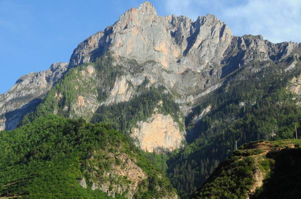 雄伟的阿让山(杨寿永摄).jpg