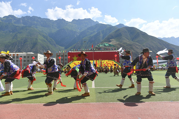 甘肃舟曲县：民俗风情楹联文化节暨国学文化翠峰山高峰论坛开幕